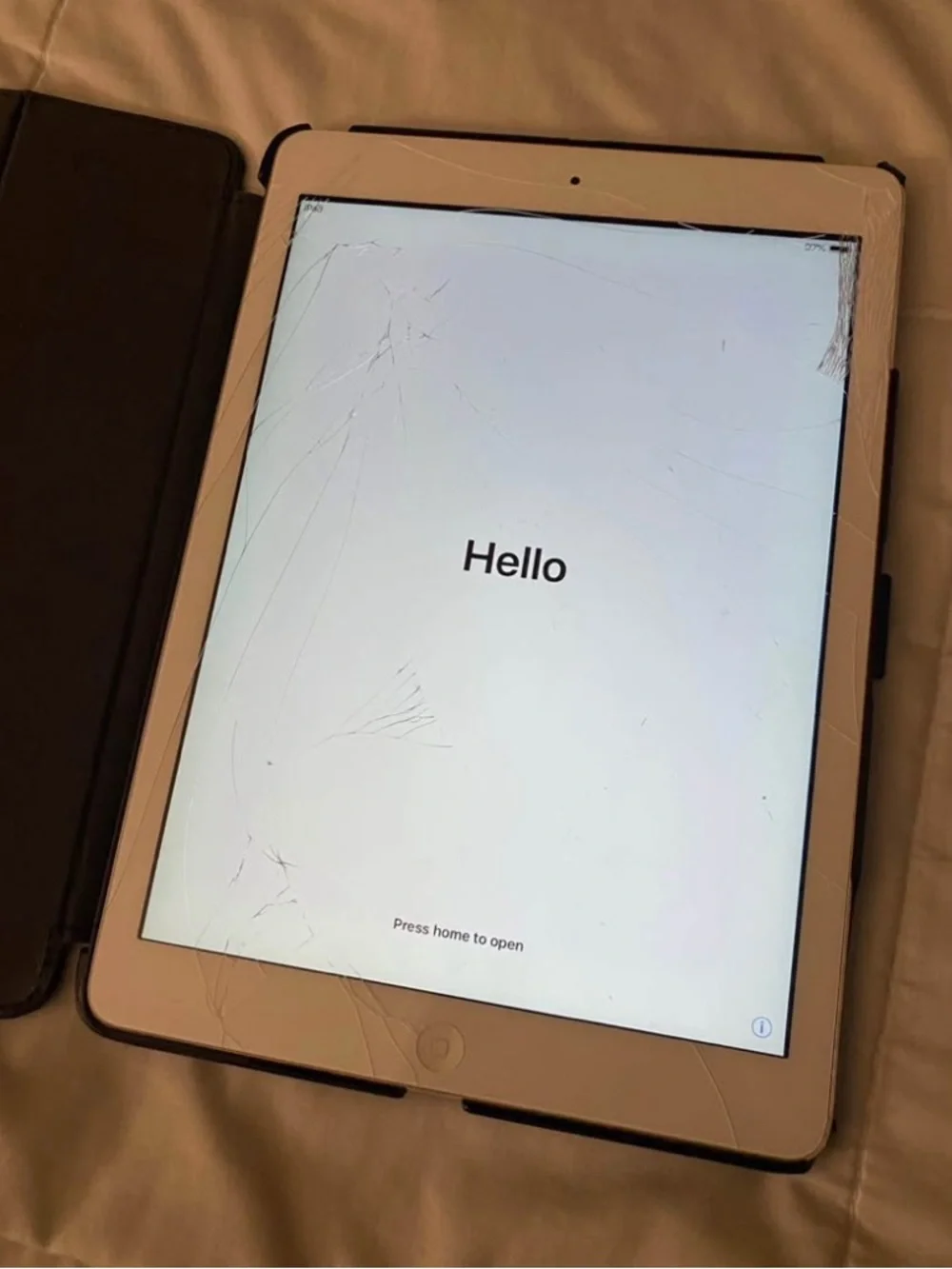 iPad Air 1st Gen MD788LL/A - FOR PARTS/DAMAGED(SHATTERED SCREEN) (Bundle W/ Case